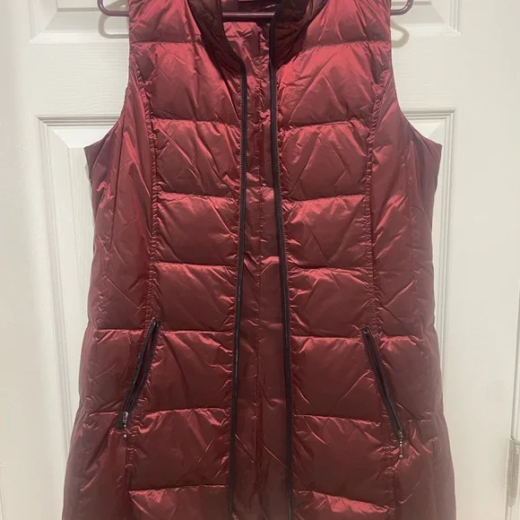 Von Maur Metallic Crimson Red Quilted Puffer Long Vest - Picture 3 of 3